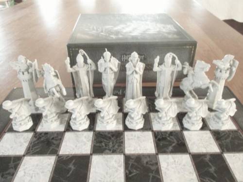HARRY POTTER WiZARD CHESS SET - COMPLETE AND IN EXCELLENT CONDITION