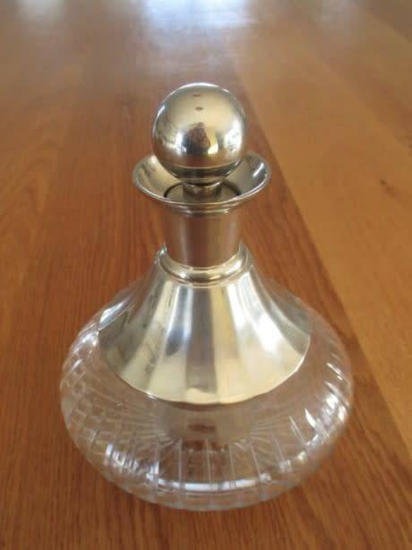 A BEAUTIFUL VINTAGE PRESSED GLASS VANITY SET FOR YOUR DRESSING TABLE (DISREGARD REFLECTIONS)