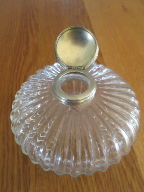 A BEAUTIFUL VINTAGE PRESSED GLASS VANITY SET FOR YOUR DRESSING TABLE (DISREGARD REFLECTIONS)