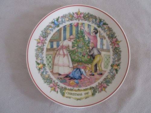 LOVELY VINTAGE 1987 WEDGWOOD VICTORIAN CHRISTMAS PLATE - DRESSING THE TREE