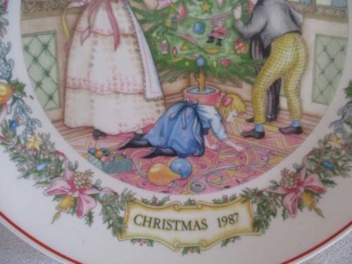 LOVELY VINTAGE 1987 WEDGWOOD VICTORIAN CHRISTMAS PLATE - DRESSING THE TREE