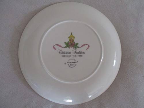 LOVELY VINTAGE 1987 WEDGWOOD VICTORIAN CHRISTMAS PLATE - DRESSING THE TREE