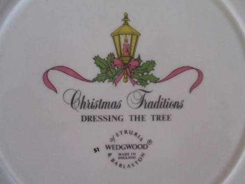 LOVELY VINTAGE 1987 WEDGWOOD VICTORIAN CHRISTMAS PLATE - DRESSING THE TREE