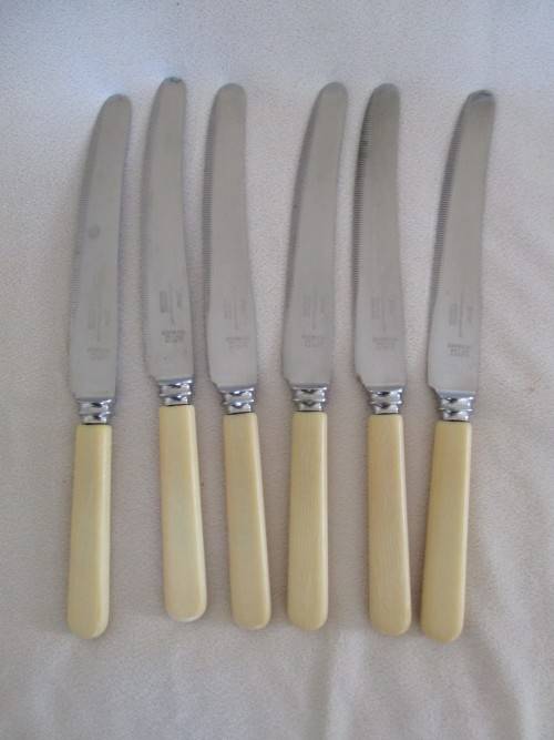 SET OF SIX VINTAGE QUALITY SANDERS & BOWERS, SHEFFIELD FAUX BONE DINNER KNIVES IN GREAT CONDITION
