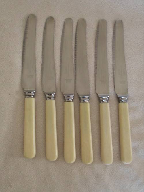 SET OF SIX VINTAGE QUALITY SANDERS & BOWERS, SHEFFIELD FAUX BONE BREAKFAST KNIVES IN GREAT CONDITION