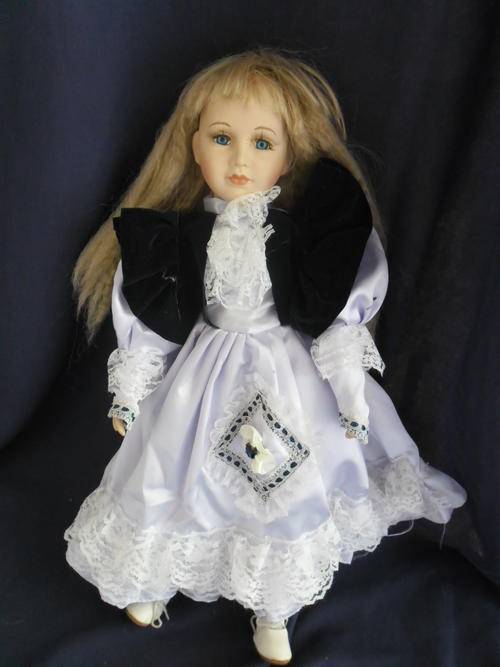 ELEGANT VINTAGE PORCELAIN DOLL - 46CM TALL!!