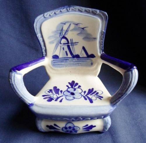 CUTE HANDPAINTED DELFT BLUE TRINKET BOX SHAPED LIKE AN ARM CHAIR!!