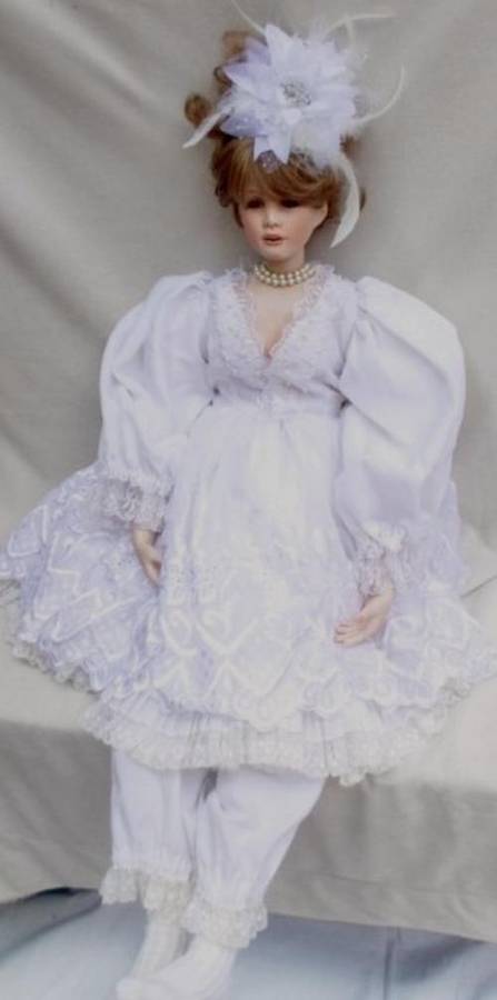 AN ABSOLUTELY STUNNING LARGE 80CM PORCELAIN DOLL!!
