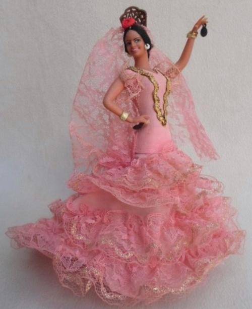 A SMALL VINTAGE 1960's VERY PRETTY SPANISH FLAMENCO DANCER DOLL IN GOOD CONDITION!!