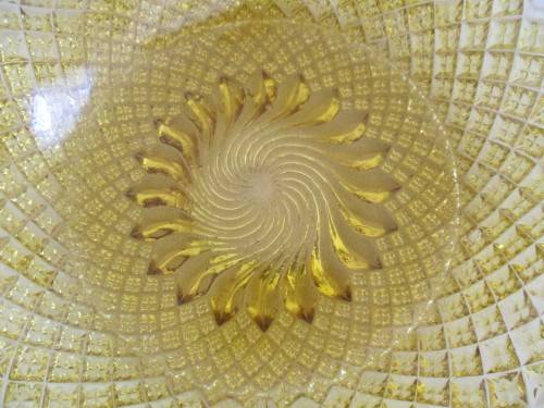 LARGE LIGHT AMBER DEPRESSION/CARNIVAL GLASS SALAD/FRUIT BOWL