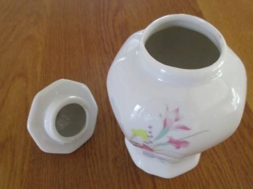 PRETTY LIDDED GINGER JAR WITHFLORAL DESIGN