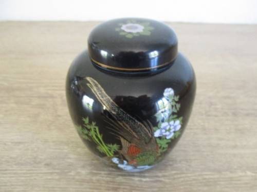 ORIENTAL LIDDED GINGER JAR WITH EXOTIC BIRD DESIGN AND GILT HIGHLIGHTS
