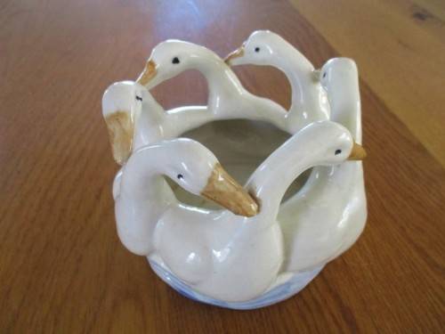 PRETTY PORCELAIN TRINKET HOLDER/VASE - CIRCLE OF SWANS