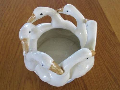 PRETTY PORCELAIN TRINKET HOLDER/VASE - CIRCLE OF SWANS