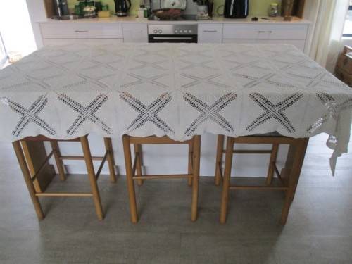 A VERY LARGE, QUALITY, EXPERTLY HAND CROCHETED TABLE CLOTH/BEDSPREAD  - 2.50M X 1.57M