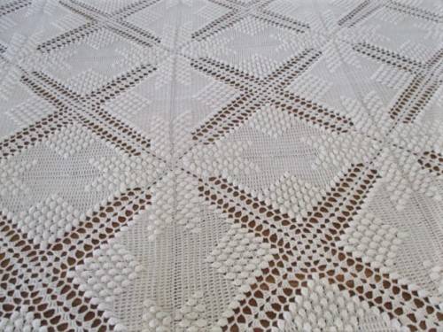 A VERY LARGE, QUALITY, EXPERTLY HAND CROCHETED TABLE CLOTH/BEDSPREAD  - 2.50M X 1.57M