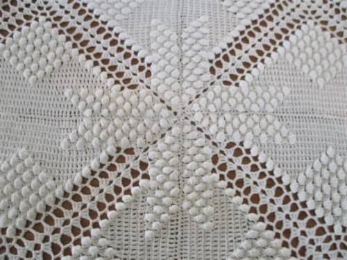 A VERY LARGE, QUALITY, EXPERTLY HAND CROCHETED TABLE CLOTH/BEDSPREAD  - 2.50M X 1.57M