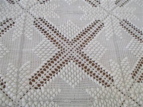 A VERY LARGE, QUALITY, EXPERTLY HAND CROCHETED TABLE CLOTH/BEDSPREAD  - 2.50M X 1.57M