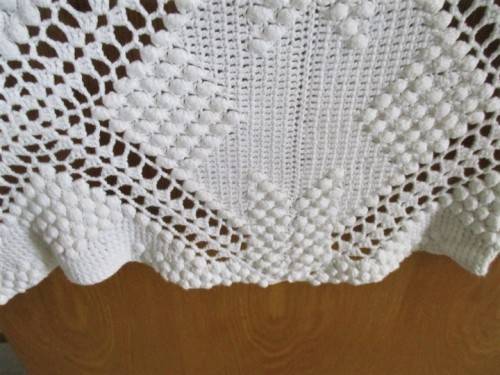 A VERY LARGE, QUALITY, EXPERTLY HAND CROCHETED TABLE CLOTH/BEDSPREAD  - 2.50M X 1.57M