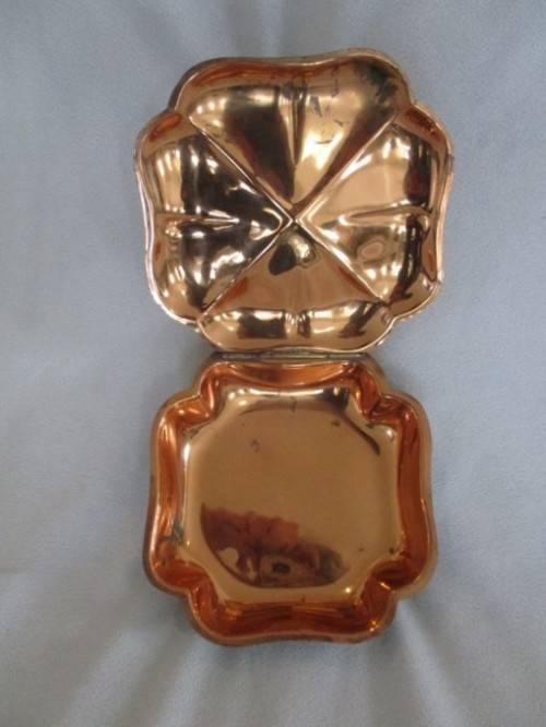 A RATHER SPECIAL VINTAGE FOOTED COPPER SILENT BUTLER/ TABLE CRUMB CATCHER MADE IN ITALY