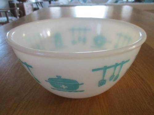 LARGE VINTAGE MILK GLASS MIXING BOWL