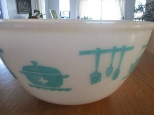 LARGE VINTAGE MILK GLASS MIXING BOWL