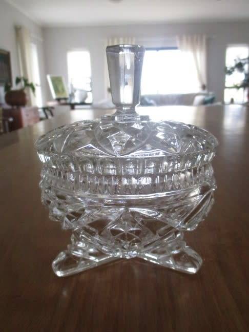 BEAUTIFUL LARGE VINTAGE FOOTED GLASS TRINKET DISH WITH LID