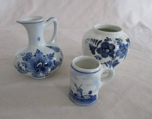 THREE SMALL DELFT COLLECTABLES