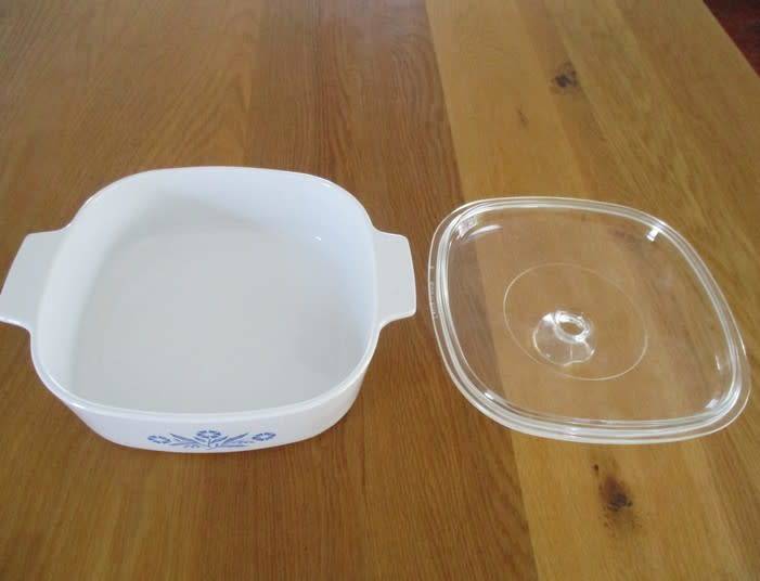 EXCELLENT CONDITION - CORNINGWARE / CORNING WARE LIDDED DISH WITH BLUE CORNFLOWER DESIGN - 2 LITRE