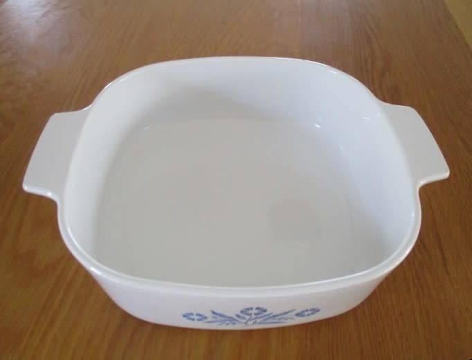 EXCELLENT CONDITION - CORNINGWARE / CORNING WARE LIDDED DISH WITH BLUE CORNFLOWER DESIGN - 2 LITRE
