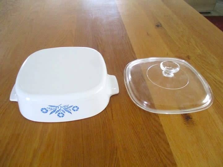 EXCELLENT CONDITION - CORNINGWARE / CORNING WARE LIDDED DISH WITH BLUE CORNFLOWER DESIGN - 2 LITRE