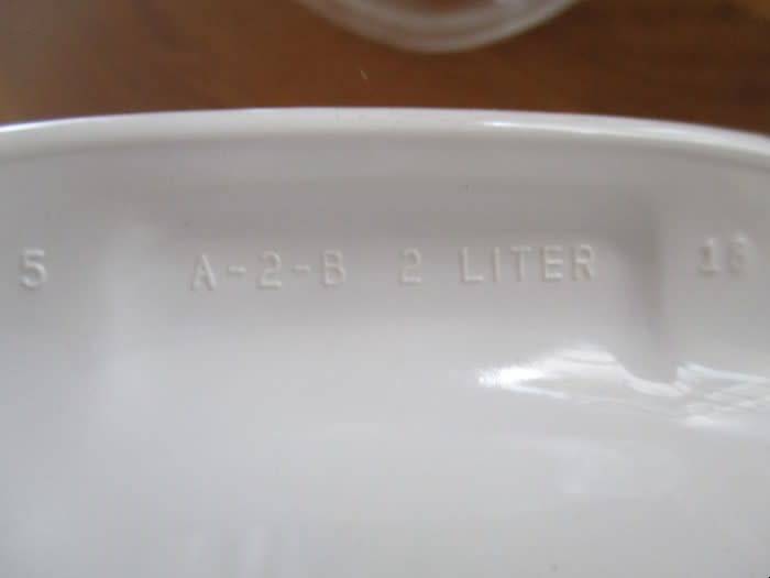 EXCELLENT CONDITION - CORNINGWARE / CORNING WARE LIDDED DISH WITH BLUE CORNFLOWER DESIGN - 2 LITRE