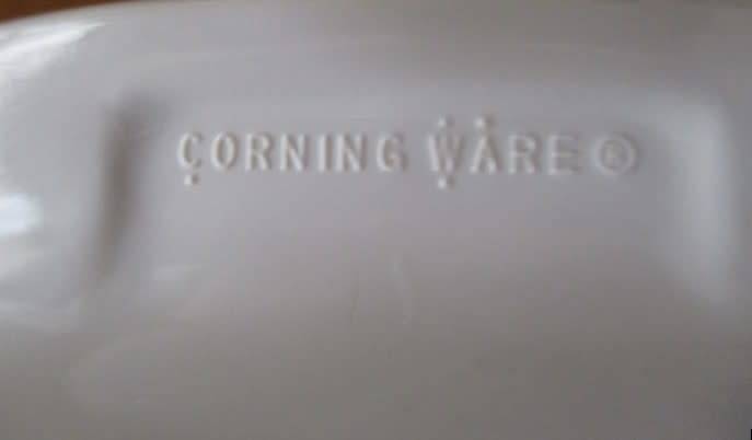 EXCELLENT CONDITION - CORNINGWARE / CORNING WARE LIDDED DISH WITH BLUE CORNFLOWER DESIGN - 2 LITRE