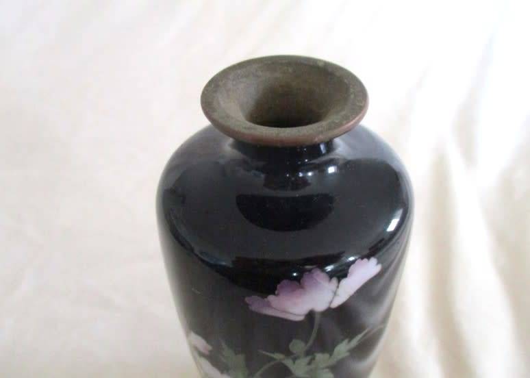 VINTAGE CLOISONNE VASE WITH DELICATE FLOWERS - 15CM TALL