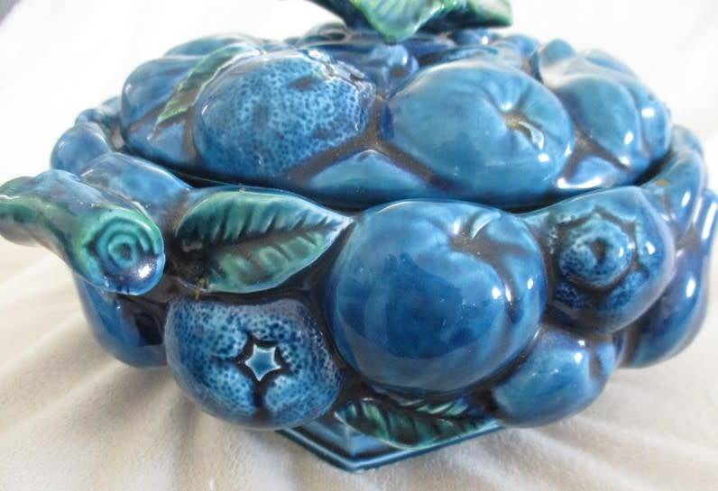 VINTAGE 1960`s INARCO, JAPAN MAJOLICA LIDDED FRUIT SCULPTURE DISH IN BEAUTIFUL MOOD INDIGO BLUE