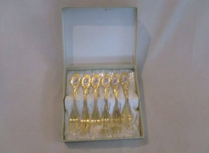 Six Eetrite 24ct gold plated Royal Albert Cake forks in box- Moss Rose - excellent condition