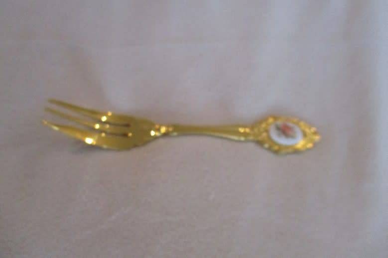 Six Eetrite 24ct gold plated Royal Albert Cake forks in box- Moss Rose - excellent condition