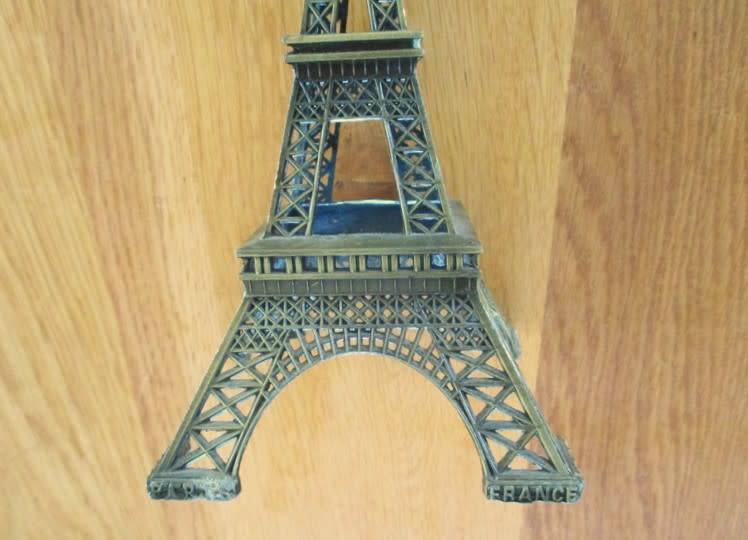 Nice sized metal Paris Eiffel Tower in great condition