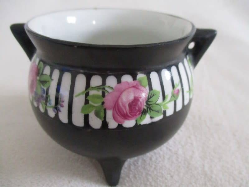 Just a pretty little `whatnot` pot with pretty pink roses