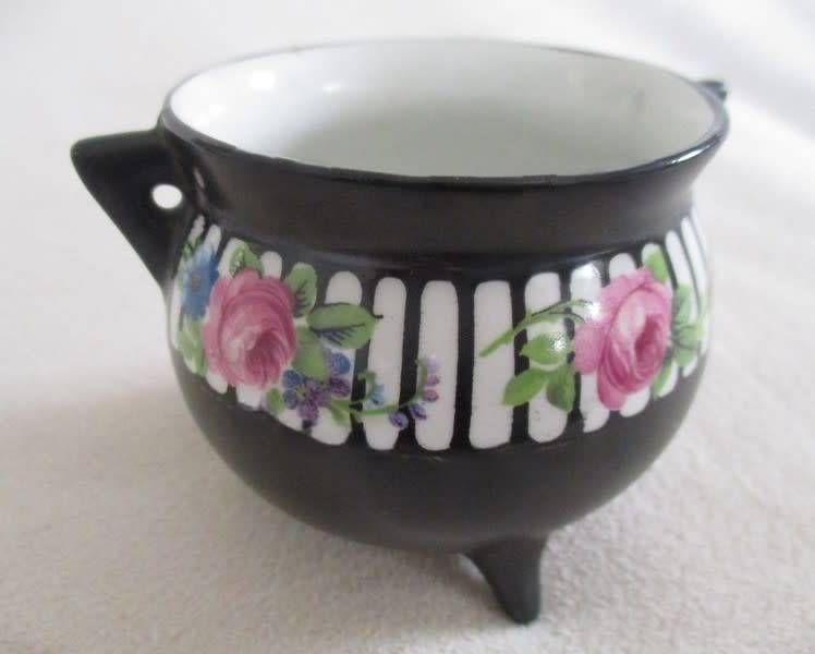 Just a pretty little `whatnot` pot with pretty pink roses