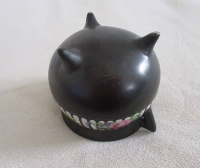 Just a pretty little `whatnot` pot with pretty pink roses