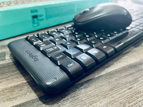 MK220 Wireless Keyboard and Mouse Combo