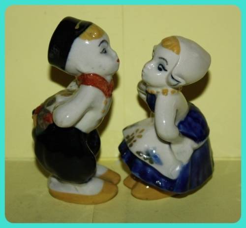 DUTCH KISSING SWEETHEARTS PAIR VINTAGE