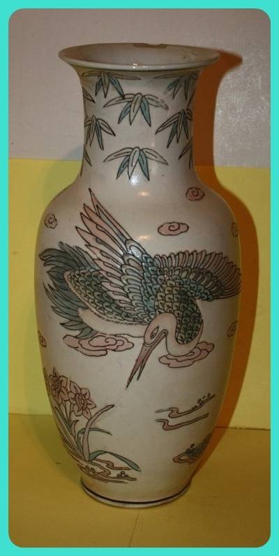 LARGE ORIENTAL VASE WITH BIRD AND FLOWER DETAILS VERY PRETTY (D)