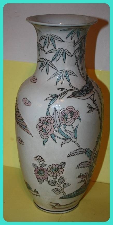 LARGE ORIENTAL VASE WITH BIRD AND FLOWER DETAILS VERY PRETTY (D)