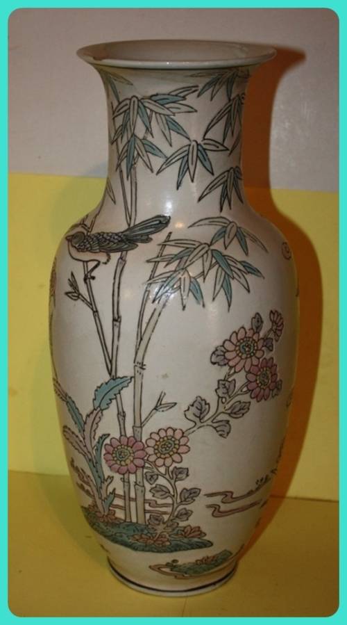 LARGE ORIENTAL VASE WITH BIRD AND FLOWER DETAILS VERY PRETTY (D)