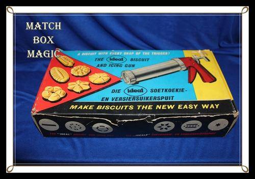 THE IDEAL BISCUIT AND ICING GUN COMPLETE IN BOX WITH RECIPE BOOKLET