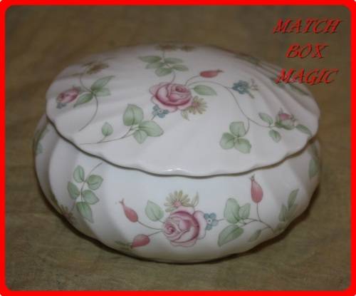 WEDGWOOD BONE CHINA ROSE HIP PATTERN 1991 LIDDED TRINKET BOWL