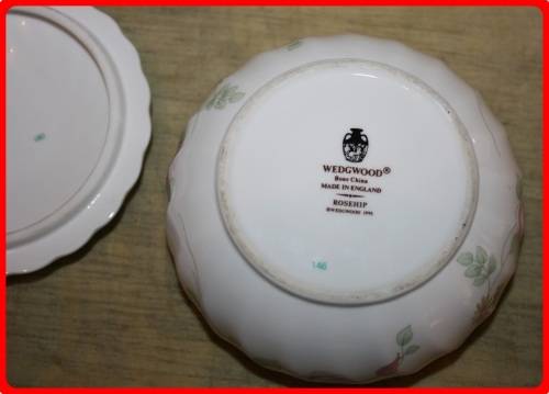 WEDGWOOD BONE CHINA ROSE HIP PATTERN 1991 LIDDED TRINKET BOWL