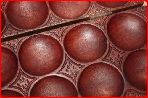 BEAUTIFUL VINTAGE MANCALA BOARD GAME HAND CARVED WITH RHINO ELEPHANT AND GIRAFFE